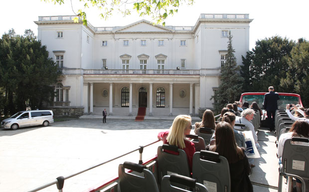 Бели двор за све викендом